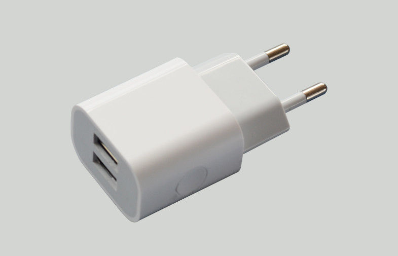L'Eu l'adaptateur blanc de voyage d'Usb d'Iphone/Samsung appliquent au siège social ou à la voiture
